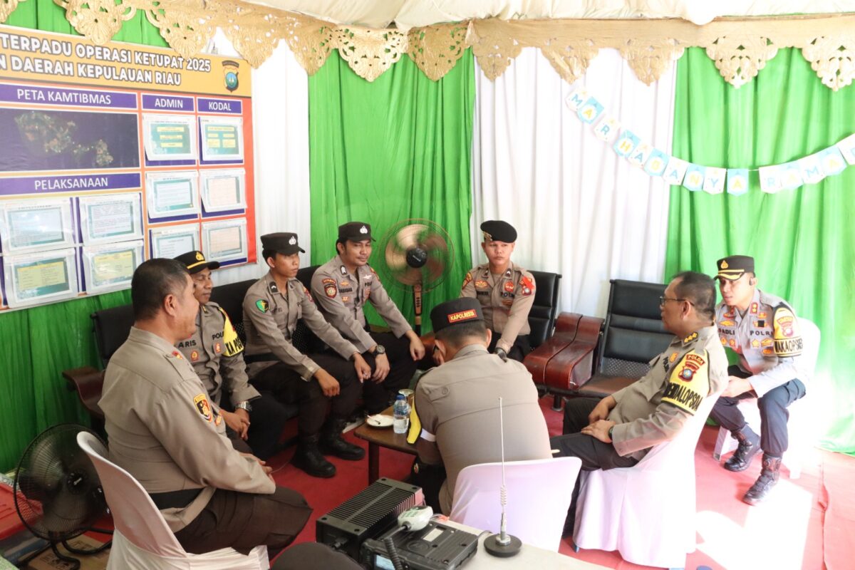 Kapolresta Barelang Kombes Pol Zaenal Arifin saat melakukan pengecekan personel di Pos terpadu jembatan satu Barelang Kota Batam, Kamis (3/4/2025). Matapedia6.com/Dok Humas Polresta