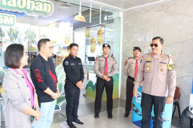 Kasatgas Humas Operasi Ketupat Seligi 2025, Kombes. Pol. Zahwani Pandra Arsyad, melakukan peninjauan langsung di Pelabuhan Internasional Batam Center dan Mega Mall Batam Center, Sabtu (5/4/2025). Matapedia6.com/Dok Humas Polda