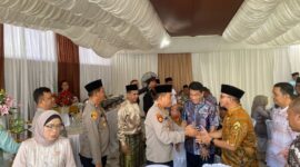 Kapolresta Barelang Kombes Pol Zaenal Arifin saat menghadiri halal bihalal di rumah Ketua DPRD Kepri Imam Sutiawan, Sabtu (5/4/2025) Matapedia6.com/ Dok Humas Polresta
