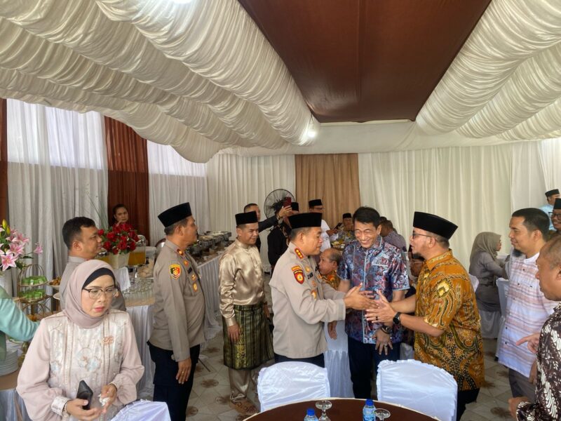 Kapolresta Barelang Kombes Pol Zaenal Arifin saat menghadiri halal bihalal di rumah Ketua DPRD Kepri Imam Sutiawan, Sabtu (5/4/2025) Matapedia6.com/ Dok Humas Polresta