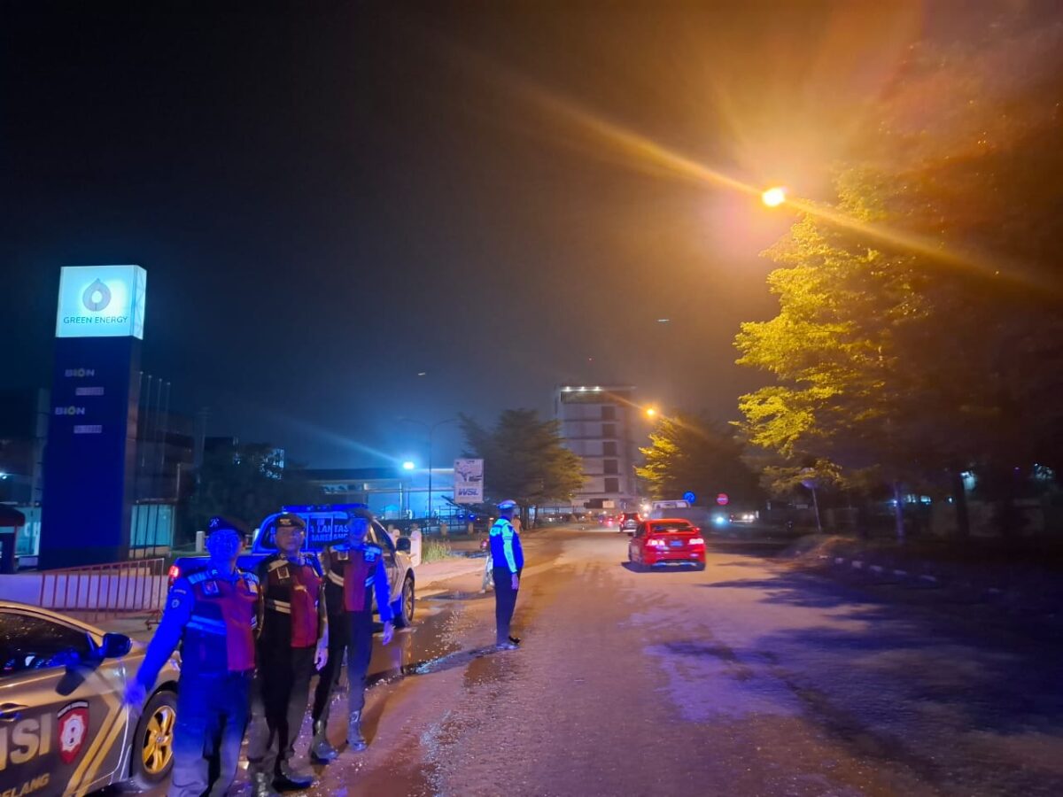 Jajaran Polresta Barelang saat melakukan patroli di salah satu titik rawan di Kota Batam, Sabtu (5/4/2025) malam. Matapadia6.com/Dok Humas Polresta