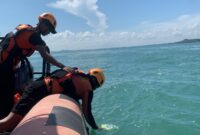 Tim SAR gabungan cari pemancing yang jatuh di Perairan Belakang Padang, Minggu (6/4). Foto:Dok/SAR