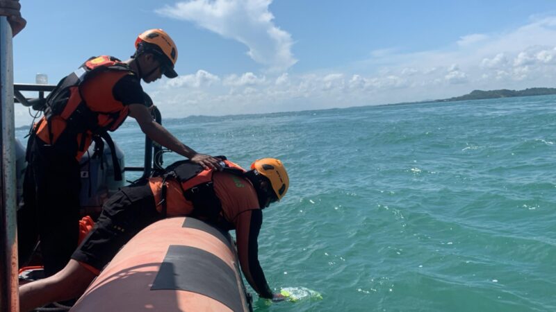 Tim SAR gabungan cari pemancing yang jatuh di Perairan Belakang Padang, Minggu (6/4). Foto:Dok/SAR