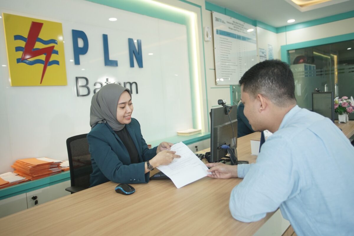 Petugas PLN tengah melayani konsumen. Foto:Dok/Ist