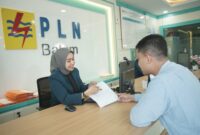 Petugas PLN tengah melayani konsumen. Foto:Dok/Ist