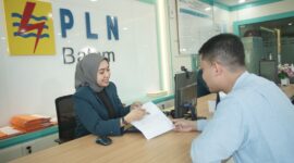 Petugas PLN tengah melayani konsumen. Foto:Dok/Ist