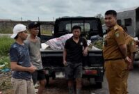 Camat Sagulung Muhammad Haviz menangkap dia orang pembuang sampah sembarang di lahan kosong dekat kawasan Horizon Sei Pelnggut Sagulung, Selasa (8/4/2025). Matapedia6.com/Dok Camat