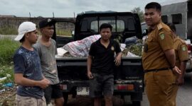 Camat Sagulung Muhammad Haviz menangkap dia orang pembuang sampah sembarang di lahan kosong dekat kawasan Horizon Sei Pelnggut Sagulung, Selasa (8/4/2025). Matapedia6.com/Dok Camat
