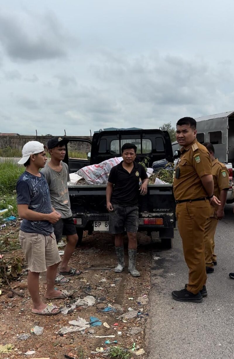 Camat Sagulung Muhammad Haviz menangkap dia orang pembuang sampah sembarang di lahan kosong dekat kawasan Horizon Sei Pelnggut Sagulung, Selasa (8/4/2025). Matapedia6.com/Dok Camat