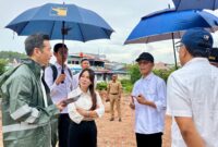 Li Claudia dan Amsakar tinjau sungai di Baloi Batam. Foto:Dok/Humas BP Batam