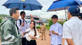 Li Claudia dan Amsakar tinjau sungai di Baloi Batam. Foto:Dok/Humas BP Batam