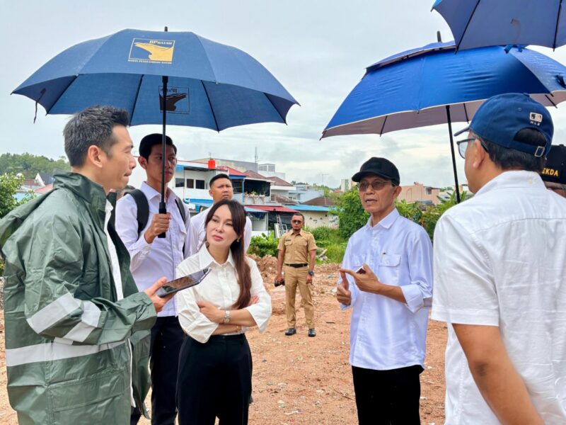 Li Claudia dan Amsakar tinjau sungai di Baloi Batam. Foto:Dok/Humas BP Batam