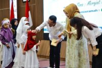 Amsakar dan Li Claudia santuni anak yatim di acara halal bi halal, Rabu (9/4). Foto:Dok/Humas
