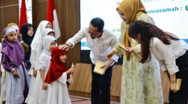 Amsakar dan Li Claudia santuni anak yatim di acara halal bi halal, Rabu (9/4). Foto:Dok/Humas