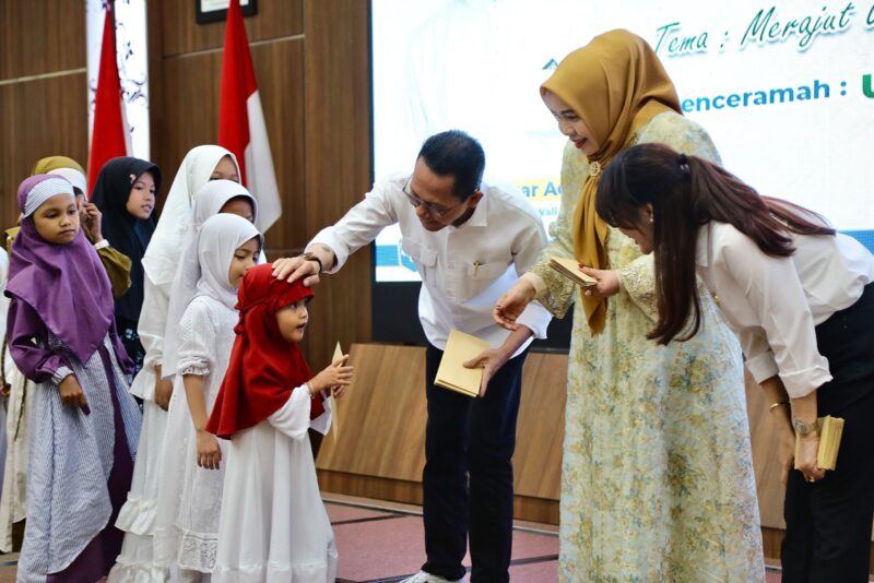 Amsakar dan Li Claudia santuni anak yatim di acara halal bi halal, Rabu (9/4). Foto:Dok/Humas