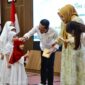Amsakar dan Li Claudia santuni anak yatim di acara halal bi halal, Rabu (9/4). Foto:Dok/Humas