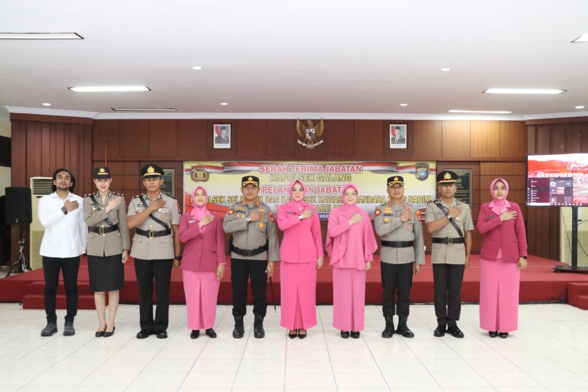Kapolresta Barelang Kombes Pol Zaenal Arifin foto bersama dengan Kapolsek yang baru saja di Lantik atas jabatan baru yang di dapatkan, Kamis (10/4/2024). Matapedia6.com/Dok Polresta
