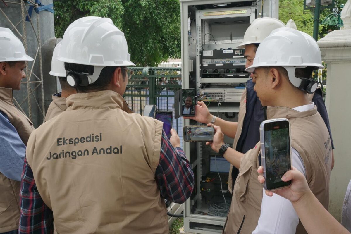 Petugas Indosat. Foto:Ist