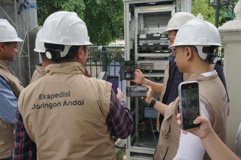 Petugas Indosat. Foto:Ist