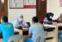 Tim medis saat memeriksa warga binaan Rutan Batam, Kamis (10/4). Foto:Dok/Ist