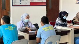 Tim medis saat memeriksa warga binaan Rutan Batam, Kamis (10/4). Foto:Dok/Ist