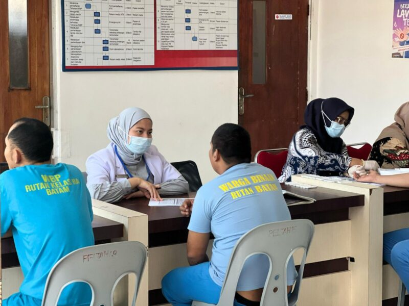 Tim medis saat memeriksa warga binaan Rutan Batam, Kamis (10/4). Foto:Dok/Ist
