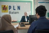 Petugas PLN sedang melayani masyarakat. Foto:Ist