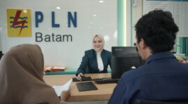 Petugas PLN sedang melayani masyarakat. Foto:Ist