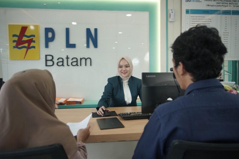 Petugas PLN sedang melayani masyarakat. Foto:Ist