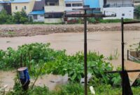 Kondisi air disungai Baloi Indah setelah hujan deras guyur kota Batam pada Minggu (13/4/2025).