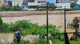 Kondisi air disungai Baloi Indah setelah hujan deras guyur kota Batam pada Minggu (13/4/2025).