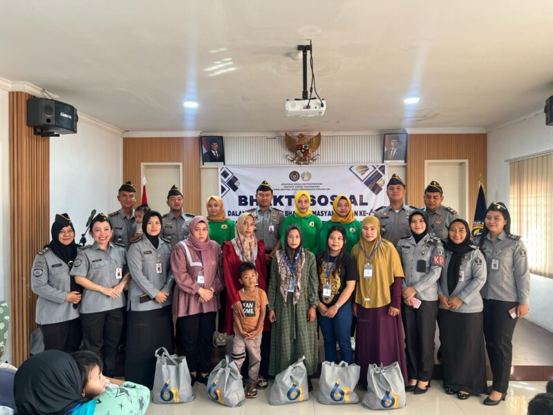 Rutan Batam salurkan bantuan kepada keluarga warga binaan di HUT HBP ke61. Foto:Dok/Ist