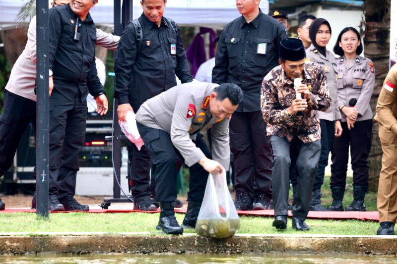 Kapolri Jenderal Polisi Listyo Sigit Prabowo tabur bibit ikan di kolam raksasa Mapolda Kepri, komitmennya dalam mendukung program ketahanan pangan nasional saat melakukan kunjungan kerja ke Provinsi Kepri, Senin (14/4/2025). Matapedia6.com/Dok Humas Polda