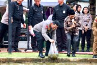 Kapolri Jenderal Polisi Listyo Sigit Prabowo tabur bibit ikan di kolam raksasa Mapolda Kepri, komitmennya dalam mendukung program ketahanan pangan nasional saat melakukan kunjungan kerja ke Provinsi Kepri, Senin (14/4/2025). Matapedia6.com/Dok Humas Polda