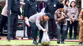 Kapolri Jenderal Polisi Listyo Sigit Prabowo tabur bibit ikan di kolam raksasa Mapolda Kepri, komitmennya dalam mendukung program ketahanan pangan nasional saat melakukan kunjungan kerja ke Provinsi Kepri, Senin (14/4/2025). Matapedia6.com/Dok Humas Polda