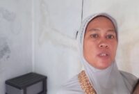 Ibu anak saat memberikan ucapan terimakasih kepada polisi yang sudah membina anaknya setelah videonya viral, Selasa (15/4/2025). Matapedia6.com/Dok Polsek
