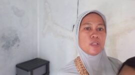 Ibu anak saat memberikan ucapan terimakasih kepada polisi yang sudah membina anaknya setelah videonya viral, Selasa (15/4/2025). Matapedia6.com/Dok Polsek