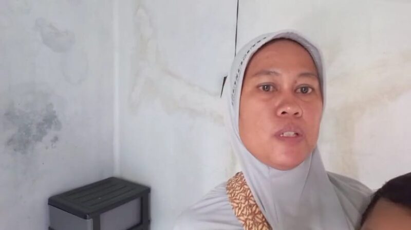 Ibu anak saat memberikan ucapan terimakasih kepada polisi yang sudah membina anaknya setelah videonya viral, Selasa (15/4/2025). Matapedia6.com/Dok Polsek