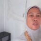 Ibu anak saat memberikan ucapan terimakasih kepada polisi yang sudah membina anaknya setelah videonya viral, Selasa (15/4/2025). Matapedia6.com/Dok Polsek