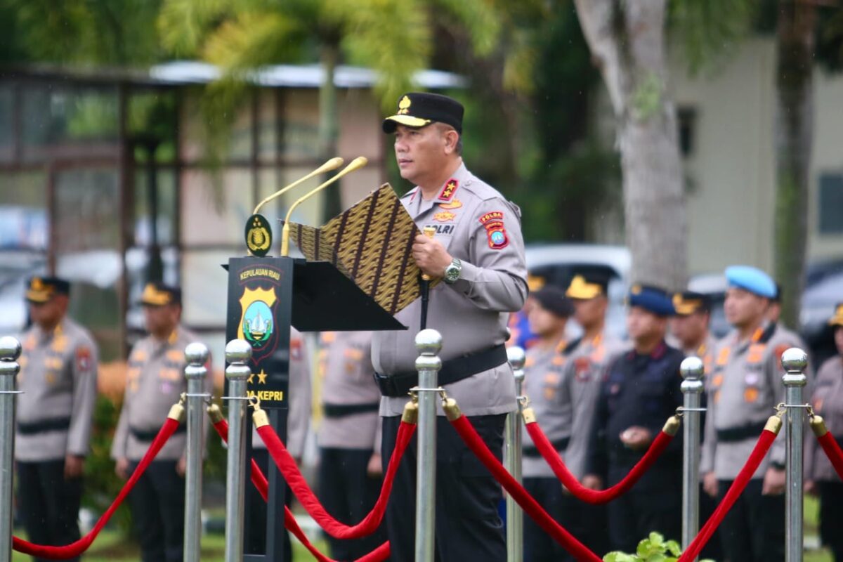 Kapolda Kepri saat memberikan arah dihadapan seluruh personel Polda Kepri pada upacara Peringatan Hari Kesadaran Nasional di Lapangan Bhayangkara Polda Kepri, Kamis (17/4/2025). Matapedia6.com/Dok Humas Polda