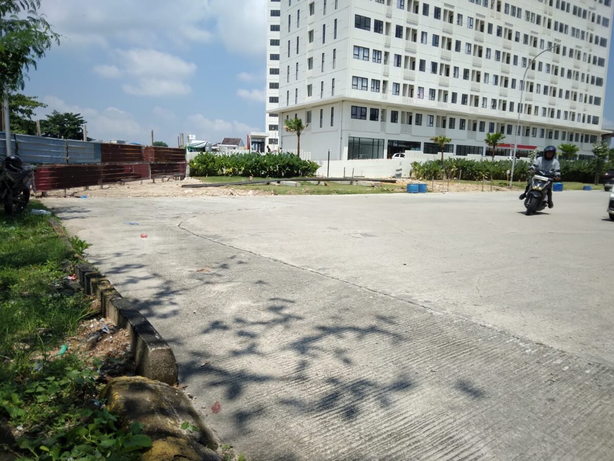 Kondisi akses ke sungai Baloi Indah yang ditutup menggunakan seng, agar warga dan juga media tidak bisa mengambil gambar Deri lokasi, Kamis (17/4/2025). Matapedia6.com/ Luci
