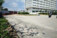 Kondisi akses ke sungai Baloi Indah yang ditutup menggunakan seng, agar warga dan juga media tidak bisa mengambil gambar Deri lokasi, Kamis (17/4/2025). Matapedia6.com/ Luci