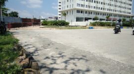 Kondisi akses ke sungai Baloi Indah yang ditutup menggunakan seng, agar warga dan juga media tidak bisa mengambil gambar Deri lokasi, Kamis (17/4/2025). Matapedia6.com/ Luci