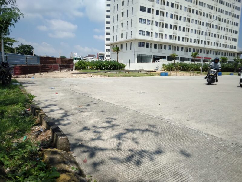 Kondisi akses ke sungai Baloi Indah yang ditutup menggunakan seng, agar warga dan juga media tidak bisa mengambil gambar Deri lokasi, Kamis (17/4/2025). Matapedia6.com/ Luci