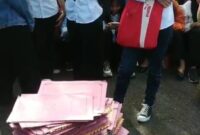 Lamaran para calon tenaga kerja yang dikumpulkan begitu saja di depan perusahaan. Kejadian ini juga sempat membuat calon pekerja berdesakan dan ada yang terjatuh. Matapedia6.com/Istimewa