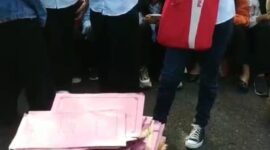 Lamaran para calon tenaga kerja yang dikumpulkan begitu saja di depan perusahaan. Kejadian ini juga sempat membuat calon pekerja berdesakan dan ada yang terjatuh. Matapedia6.com/Istimewa