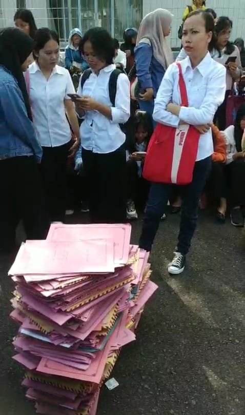 Lamaran para calon tenaga kerja yang dikumpulkan begitu saja di depan perusahaan. Kejadian ini juga sempat membuat calon pekerja berdesakan dan ada yang terjatuh. Matapedia6.com/Istimewa