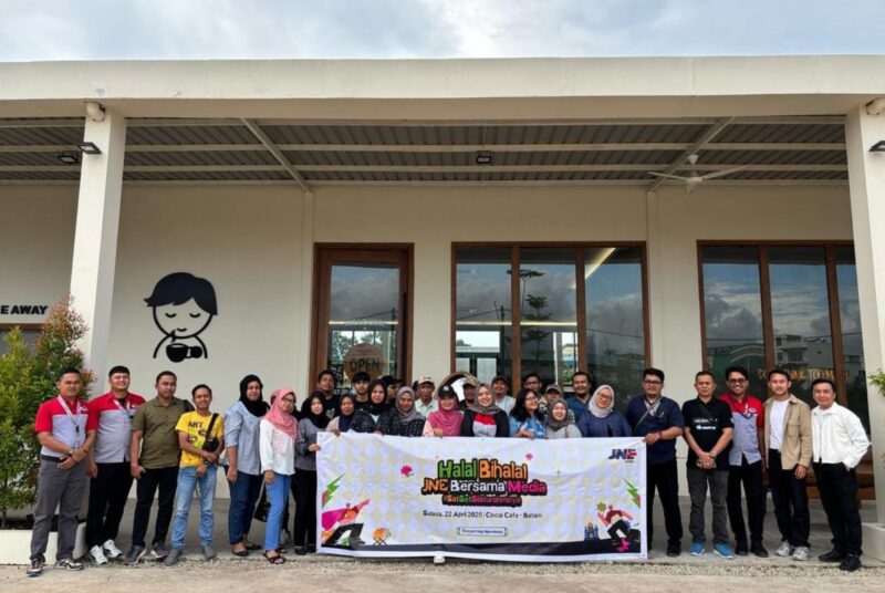 JNE bersama sejumlah jurnalis. Foto:Dok/Ist