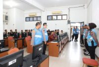 Pengawas saat mengecek kondisi komputer yang akan digunakan dalam Tes Psikologi berbasis Computer Assisted Test (CAT) di Universitas Putra Batam, Selasa (22/4/2025).Matapedia6.com/Dok Humas Polda