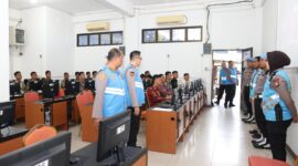 Pengawas saat mengecek kondisi komputer yang akan digunakan dalam Tes Psikologi berbasis Computer Assisted Test (CAT) di Universitas Putra Batam, Selasa (22/4/2025).Matapedia6.com/Dok Humas Polda